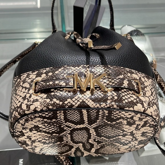 MICHAEL KORS
Reed Md Pebbled Leather Belted Bucket Messenger Satchel Crossbody - Picture 11 of 16